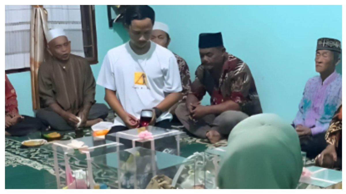Momen lamaran terdapat keluarga besar dan calon pengantin.