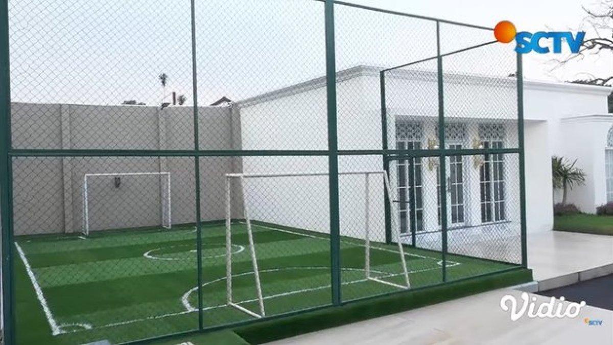 Lapangan futsal dan bulu tangkis di rumah Ustaz Solmed