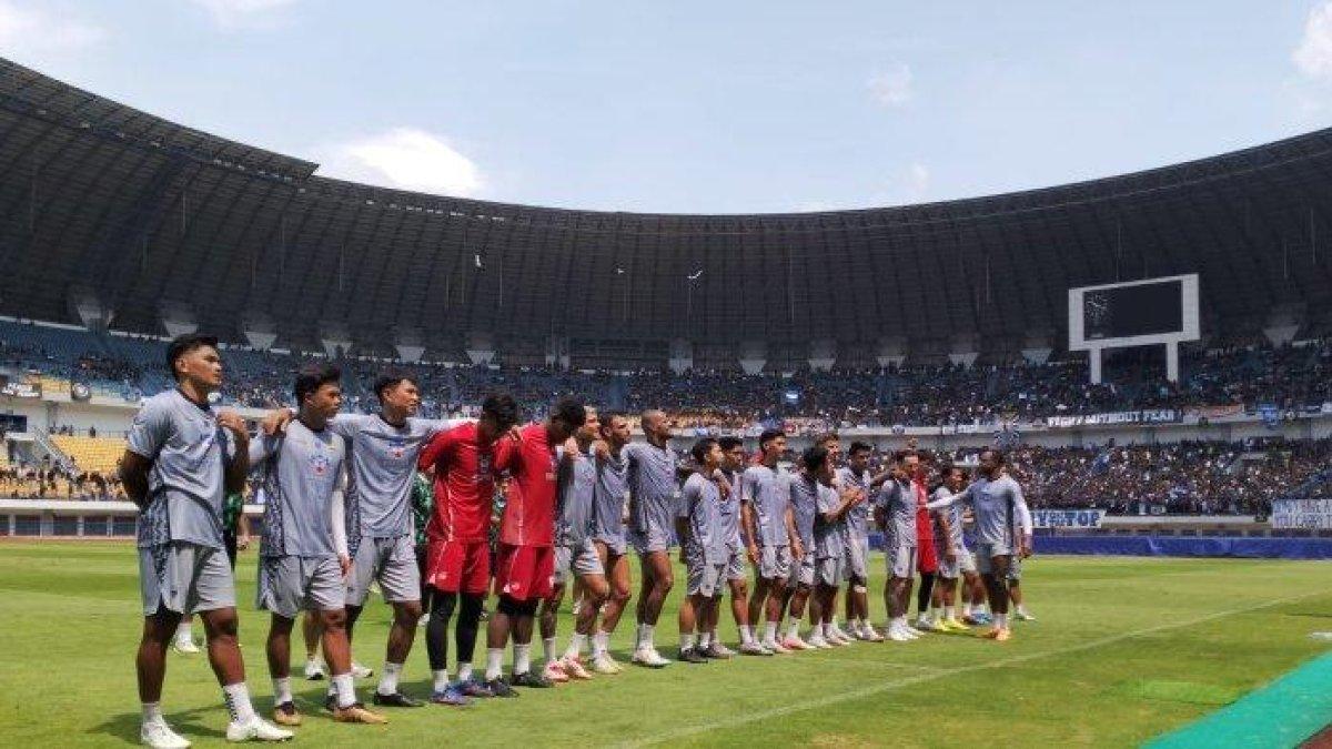 SESI LATIHAN PERSIB - Latihan Persib Bandung di Stadion Gelora Bandung Lautan Api (GBLA) pada Kamis (13/2/2025). Persib Bandung akan melawan Dewa United dalam laga Piala Presiden 8 Juli 2025.