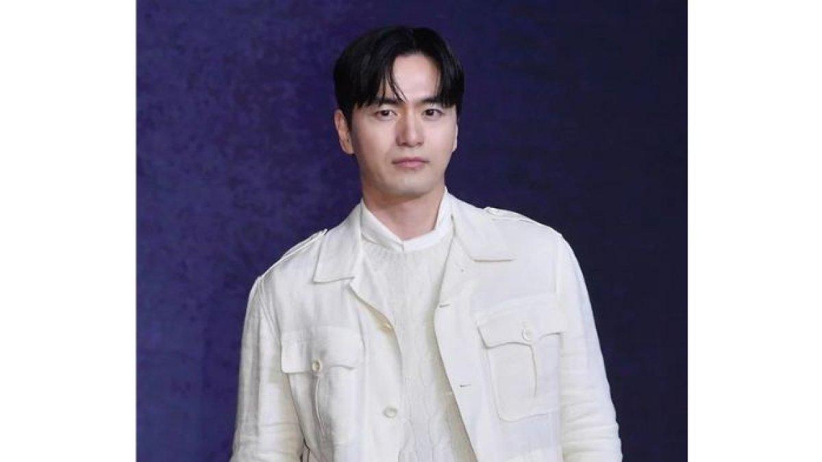 AKTOR KOREA 40-AN - Foto aktor Korea Lee Jin Wook  diolah dari MyDramaList, Minggu (6/7/2025). Lee Jin Wook termasuk aktor Korea umur 40-an yang masih menawan dan main drakor seru terbaru.