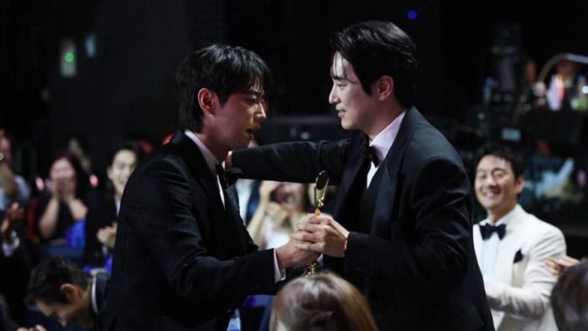 BLUE DRAGON AWARDS - Tangkapan layar dari allkpop.com, Selasa (22/7/2025). Inilah sosok Lee Jun Young, aktor yang salah ambil award di Blue Dragon Awards 2025 yang harusnya milik Lee Jun Hyuk.