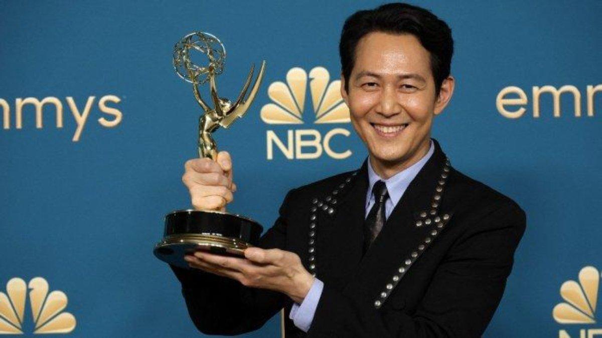 Lee Jung Jae pemeran Seong Gi Hun di Squid Game 2 saat dapat penghargaan.