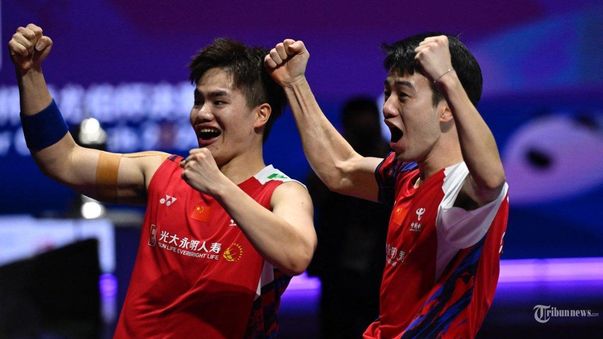 Liang Wei Keng (Kiri) dan Wang Chang dari Tiongkok merayakan kemenangan mereka melawan Fajar Alfian dan Muhammad Rian Ardianto dari Indonesia pada final ganda putra turnamen bulu tangkis Piala Thomas dan Uber di Chengdu, di provinsi Sichuan barat daya Tiongkok pada 5 Mei 2024.