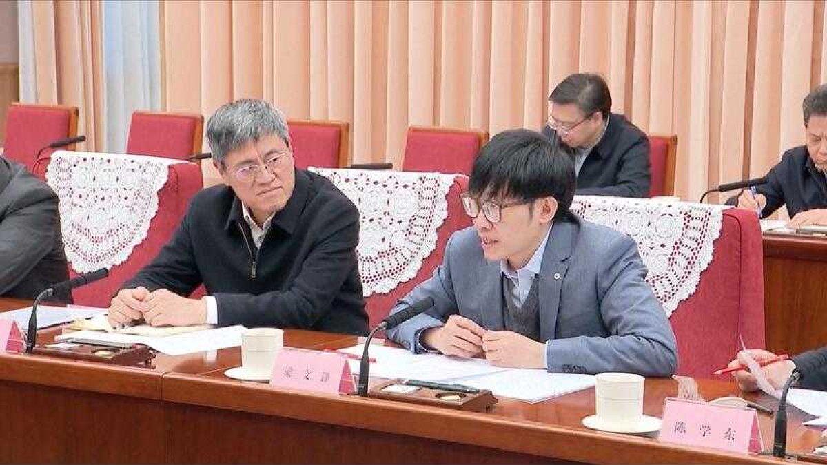 LIANG WENFENG - Ternyata ini sosok asli Liang Wenfeng, pendiri DeepSeek, AI baru asal China, terlihat duduk di samping Perdana Menteri China Li Qiang