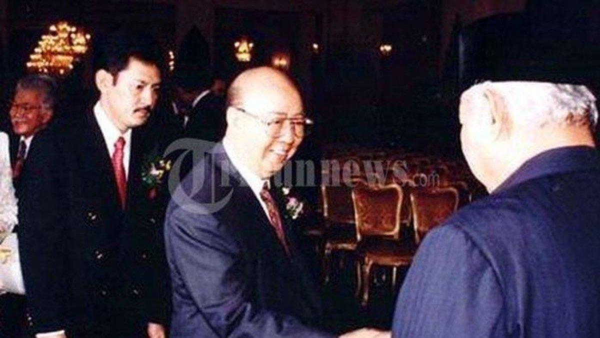 Liem Sioe Liong alias Sudono Salim berjabat tangan dengan Presiden Soeharto. Liem Sioe Liong adalah konglomerat yang dimarah adik ipar Soeharto, Widojo karena sebatang rokok.