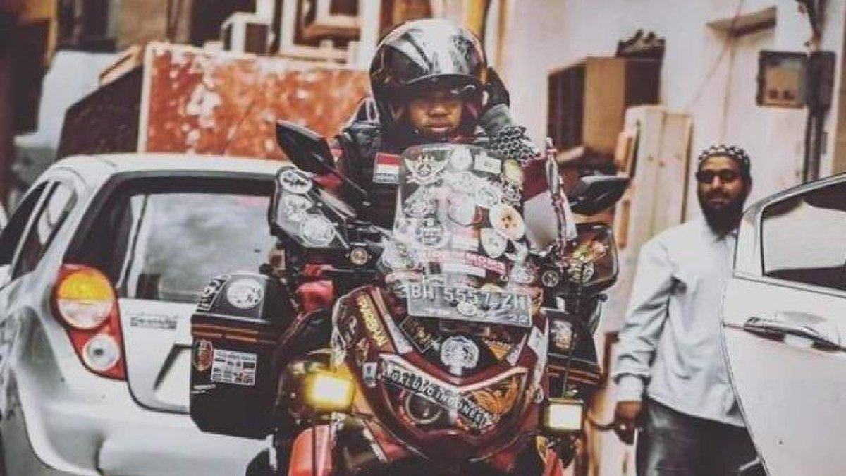 Lilik Gunawan saat berkendara sepeda motor dari Jambi ke Madinah