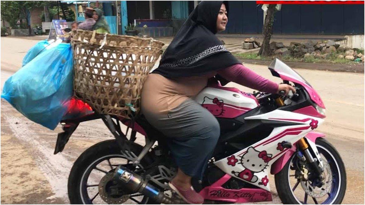 Lina, penjual kerupuk yang mengendarai motor sport bewarna pink.