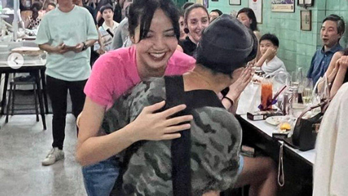 Lisa BLACKPINK merakyat saat pulang kampung, makan di warung sederhana