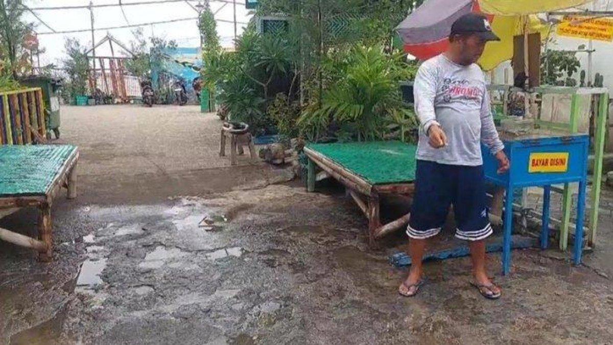 Lokasi di kawasan wisata Kum-kum, Kecamatan Mayangan, Kota Probolinggo, yang diguyur hujan lokal seluas 3 meter, Selasa (23/1/2024) (danendra kusuma/surya malang)