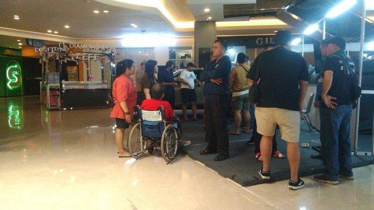 Lokasi stan mobil saat dikendarai marketing mengalami tergelincir hingga menabrak pengunjung