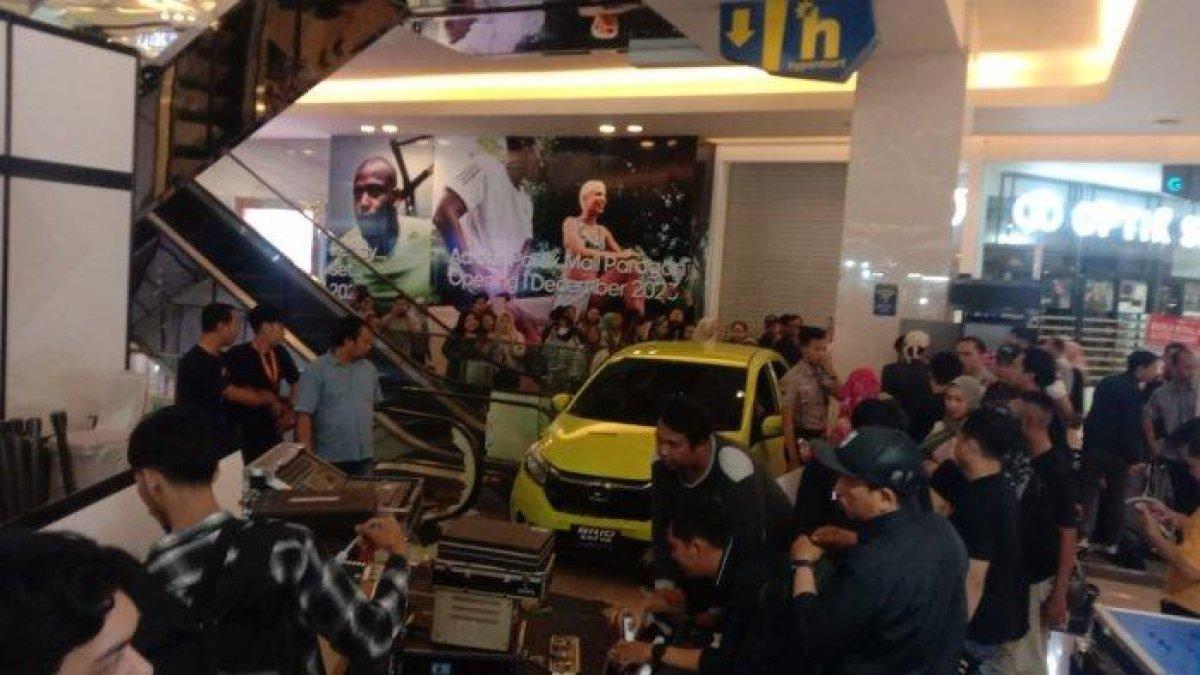 Lokasi stand mobil saat dikendarai marketing mengalami tergelincir hingga menabrak pengunjung