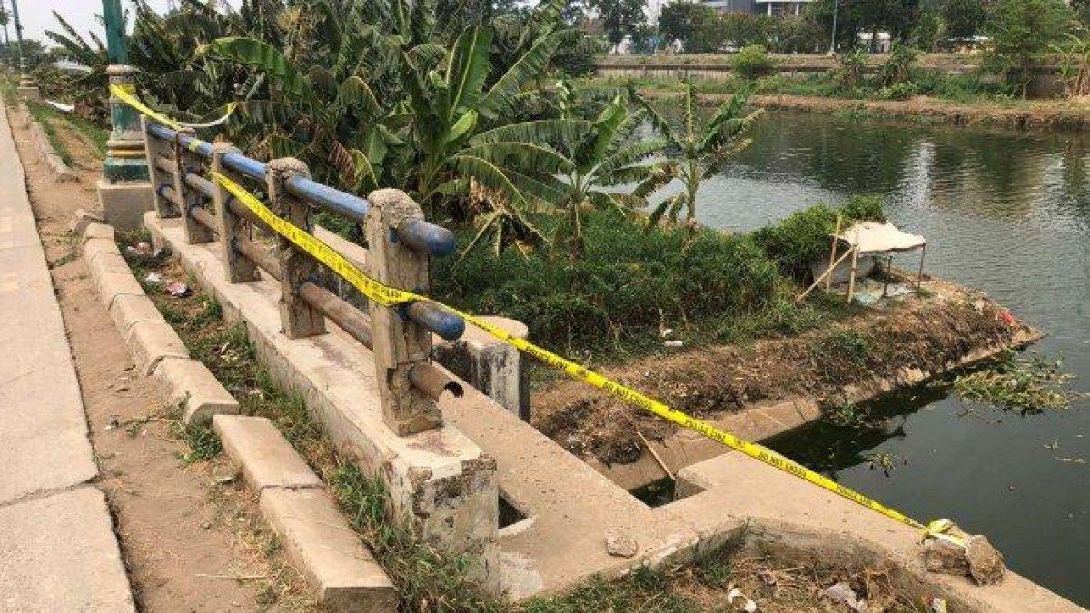 Lokasi temuan mayat karyawan MRT Disa Dwi Yarto, korban pembunuhan dengan luka sayatan di leher dan dadanya di aliran Kali BKT Cakung, Jumat (10/11/2023).