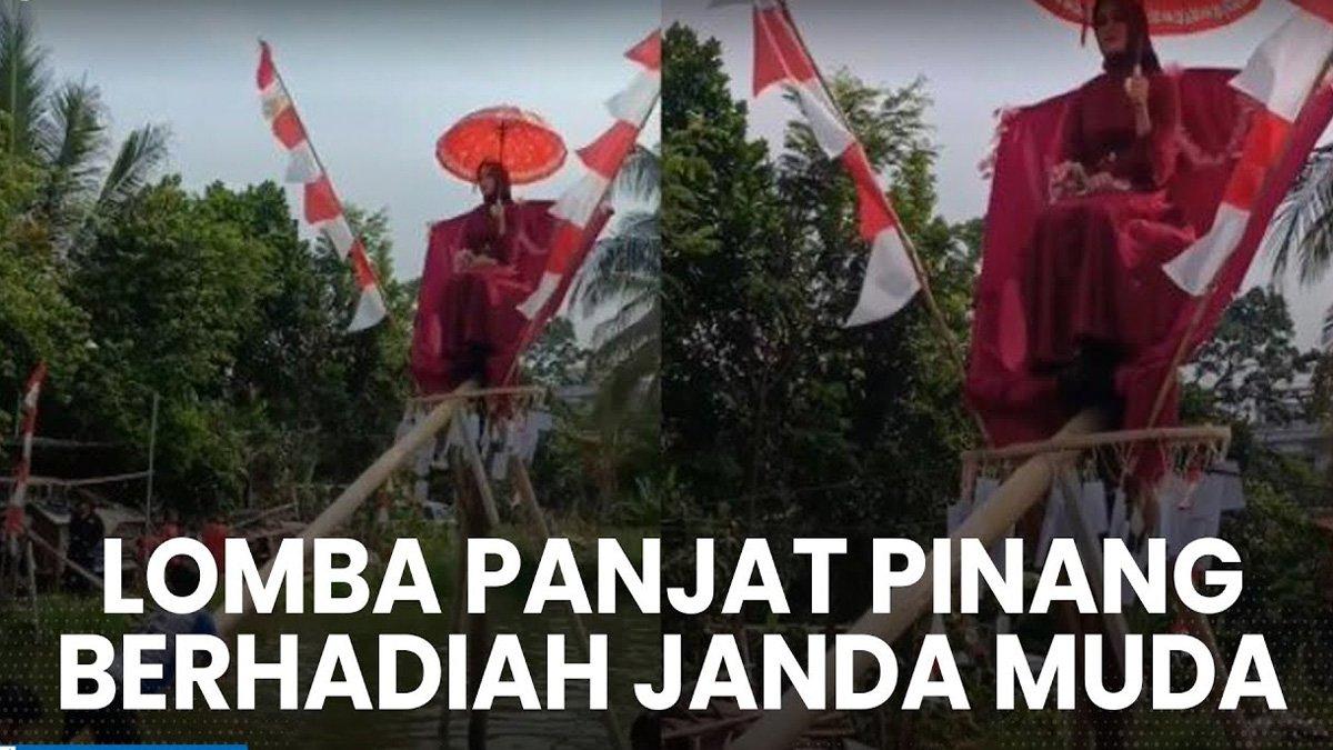 Lomba panjat pinang berhadiah janda di Cianjur, Jawa Barat.