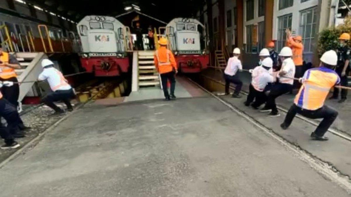 Lomba tarik lokomotif di Stasiun Purwokerto, Jawa Tengah, Rabu (17/8/2022) lalu.