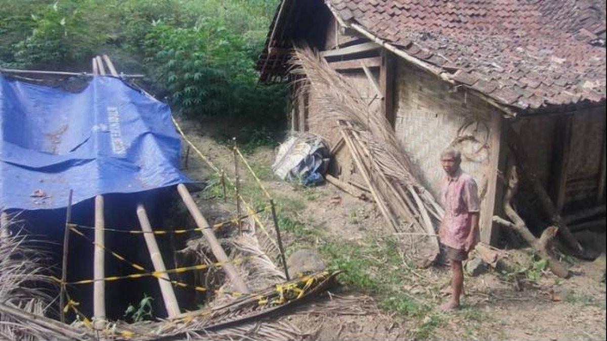 Lubang misterius muncul di dekat rumah warga di Kulon Progo, Yogyakarta, Jumat (21/7/2023)