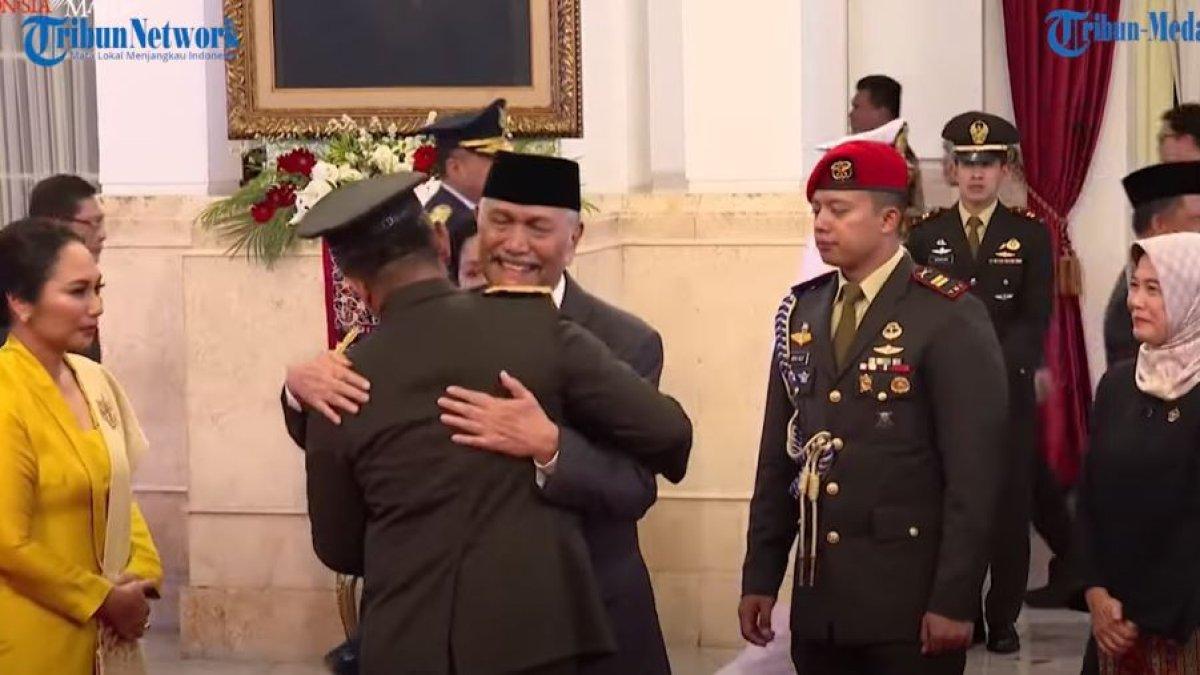 Luhut yang terharu memeluk menantunya, Maruli Simanjuntak