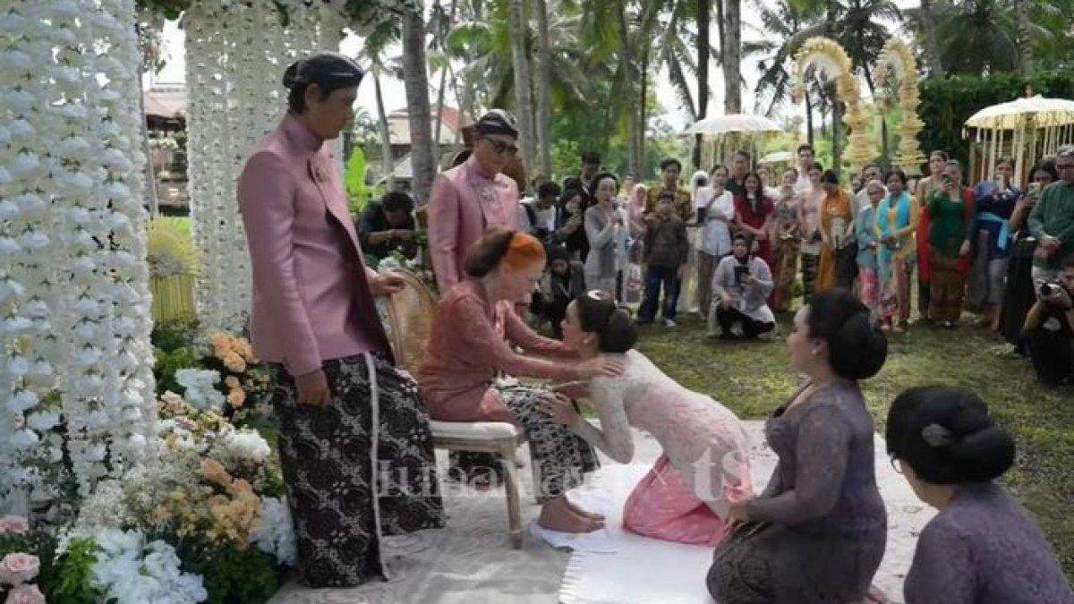 Luna Maya minta doa restu kepada ibu saat momen siraman.