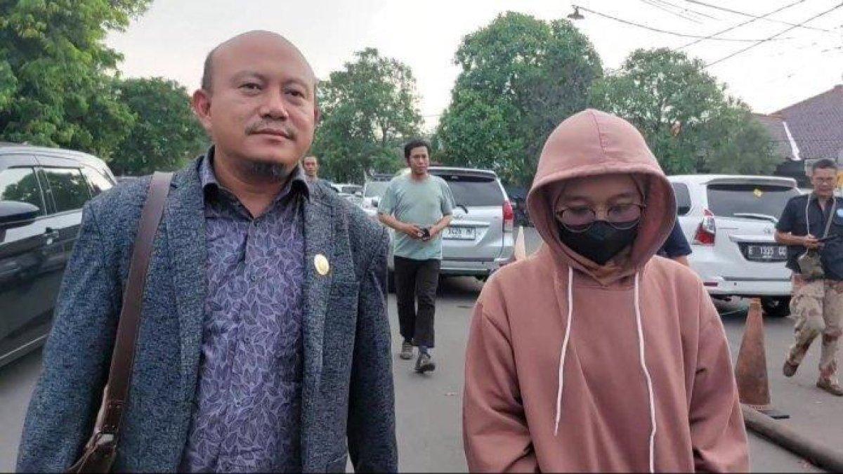 Lusiana adik Pegi Setiawan usai menjalani pemeriksaan di Polres Cirebon
