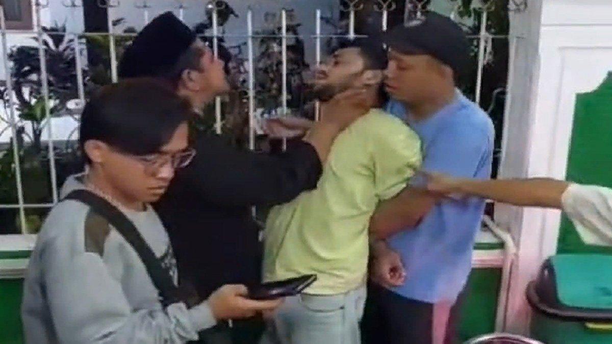MA, pria yang mencoba menusuk imam salat di Kramat Jati.