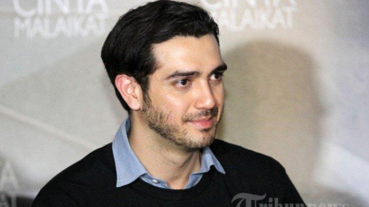 MANTAN LUNA MAYA,-  Fachri Albar dikabarkan pernah menjalin asmara. Deretan pria yang pernah ditaklukkan Luna Maya, mulai dari Ariel NOAH hingga Reino Barack dan kini resmi dilamar Maxime Bouttier.