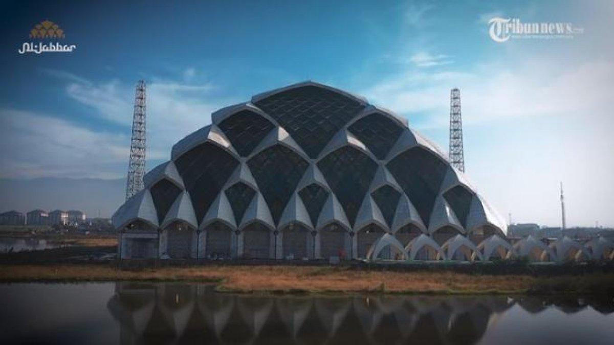 MASJID AL JABBAR,- Masjid Al Jabbar di Bandung karya Ridwan Kamil.  Bangunan termegah karya Mantan Gubernur Jawa Barat Ridwan Kamil yang cocok untuk menjadi destinasi liburan dalam momen Lebaran 2025. 