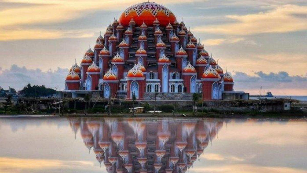 KARYA RIDWAN KAMIL,- Masjid Kubah 99 di Makassar karya Ridwan Kamil. Karya ikonik rancangan Mantan Gubernur Ridwan Kamil yang bisa menjadi rekomendasi destinasi liburan Lebaran 2025.