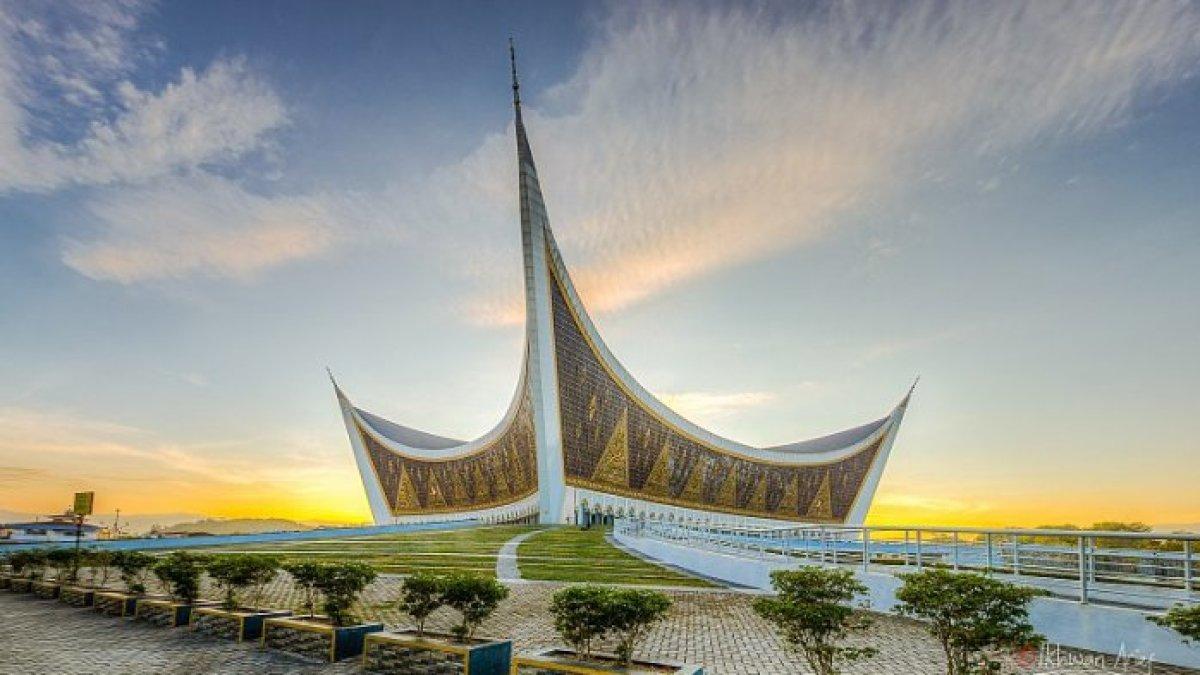 Inilah 4 kota paling maju sekaligus tersepi di Sumatera Barat dilihat dari skor IPM dan data dari BPS, cocok untuk menikmati masa tua dan pensiun. MASJID KARYA RIDWAN KAMIL,- Masjid Raya Sumatera Barat karya Ridwan Kamil.