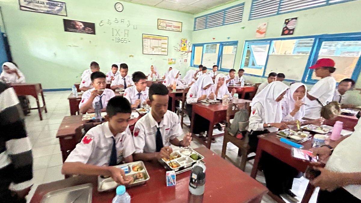 MBG DI KLATEN - Salah satu sekolah penerima program Makan Bergizi Gratis (MBG), yakni SMP N 1 Juwiring, Klaten, Senin (19/5/2025).