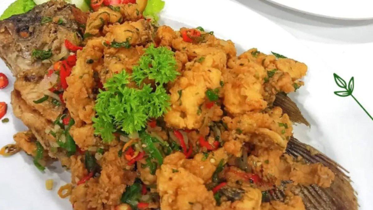 REKOMENDASI KULINER KLATEN: Gurame goreng dengan potongan daging yang digoreng renyah, disajikan dengan irisan cabai merah, daun bawang, dan taburan parsley di atasnya
