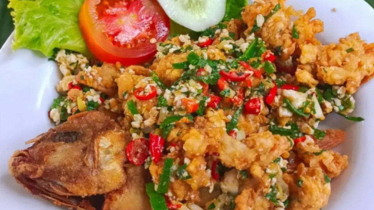 REKOMENDASI KULINER KLATEN: Nila goreng dengan taburan bumbu telur asin yang dicampur dengan irisan cabai merah, bawang putih cincang, dan daun bawang