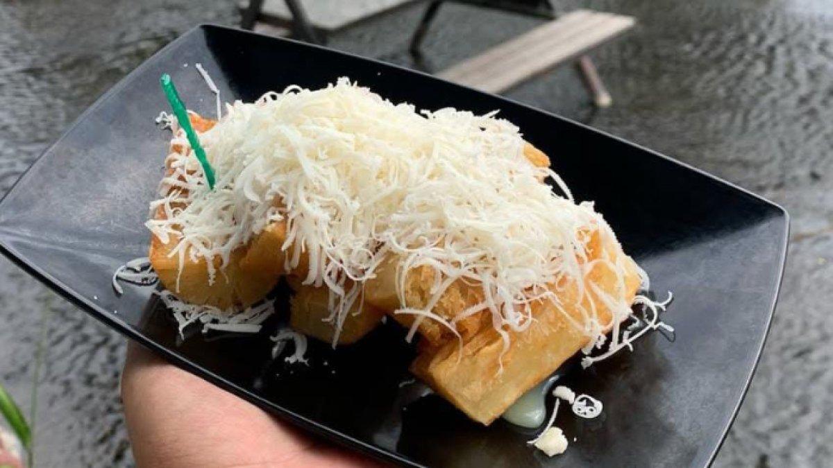 REKOMENDASI KULINER KLATEN: Singkong yang digoreng hingga keemasan disajikan dengan taburan keju parut melimpah di atasnya,
