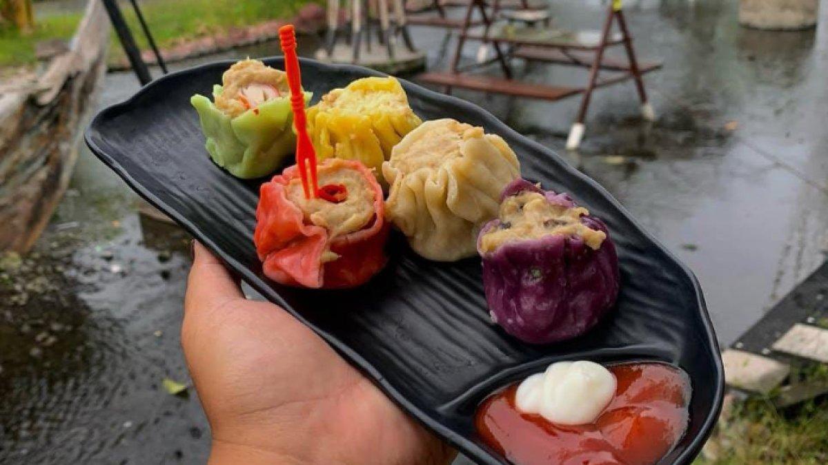 REKOMENDASI KULINER KLATEN: Dimsum di Ketjeh Resto, Klaten memiliki warna berbeda, seperti merah, hijau, kuning, ungu, dan cokelat, menambah daya tarik visual