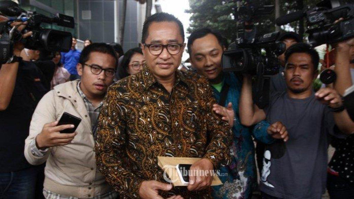 MODUS GRATIFIKASI MUHAMMAD HANIV,- Muhammad Haniv usai menjalani pemeriksaan di kantor KPK, Jakarta, Selasa (10/1/2017). Muhammad Haniv diperiksa sebagai saksi untuk Country Director PT EK Prima Ekspor Indonesia, Ramapanicker Rajamohanan Nair terkait kasus suap yang melibatkan pejabat di Direktorat Jenderal Pajak (Ditjen Pajak) Handang Soekarno. Berikut profil Muhammad Haniv, mantan pejabat pajak yang bayari fashion show anak pakai uang gratifikasi. Modus gratifikasi Rp21,5 miliar yang dilakukan mantan pejabat pajak bernama Muhammad Haniv untuk fashion show anaknya, Feby Paramita.