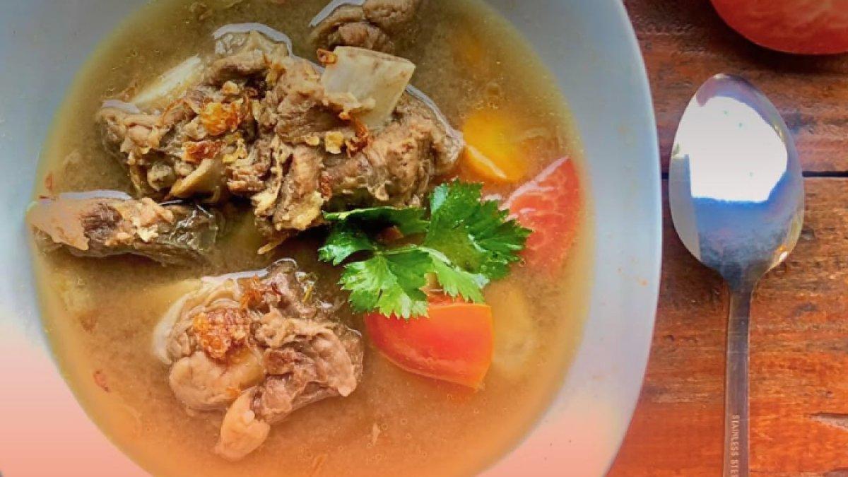REKOMENDASI KULINER KLATEN: Seporsi sup iga yang disajikan dalam mangkuk putih