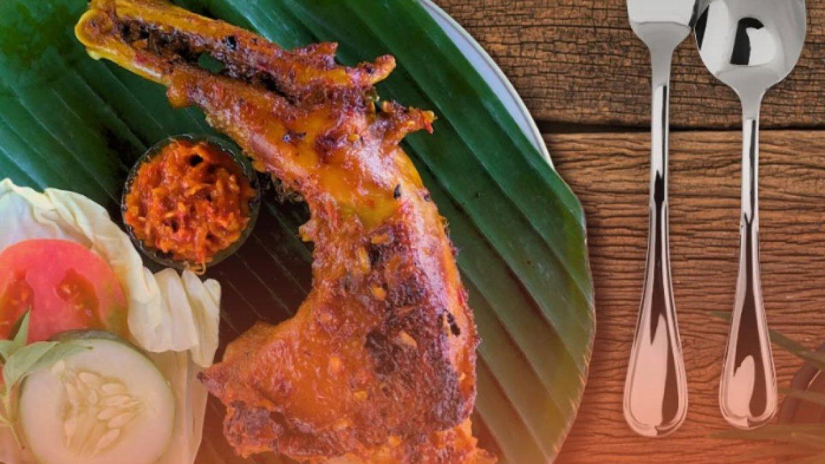 REKOMENDASI KULINER KLATEN: Ayam bakar yang disajikan di atas daun pisang dengan tampilan yang menggugah selera