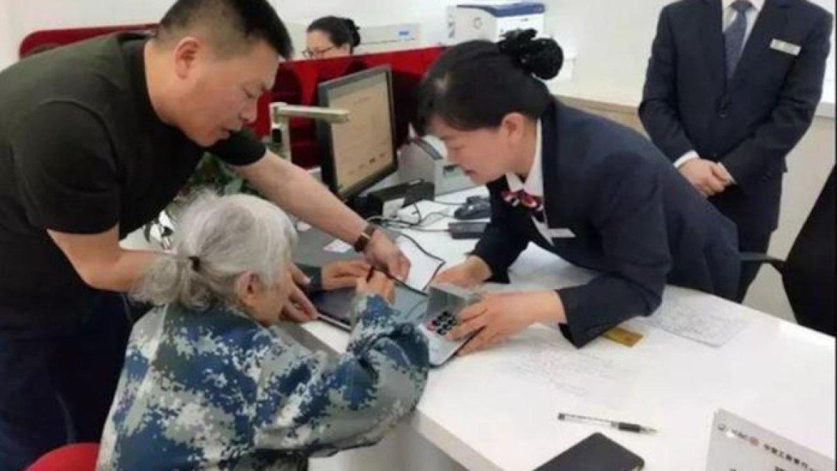 Ma Su, nenek di China ingin transfer uang Rp3 miliar di bank malah dipanggilkan polisi.