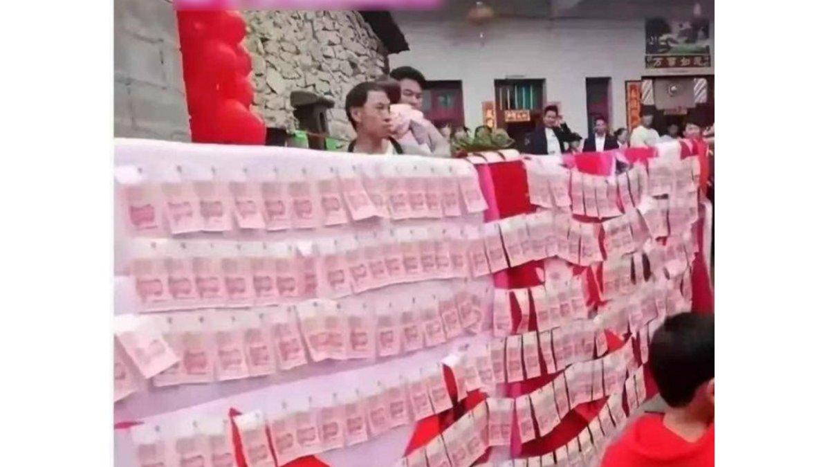 Mahar pernikahan berupa selimut yang dilapisi uang kertas