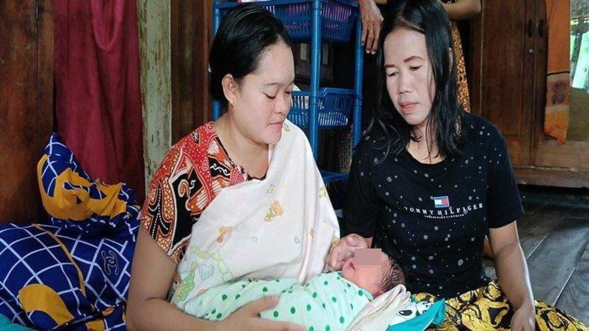 Maharani menggendong bayinya yang diberi nam M Prabowo Gibran atau dipanggil Gemoy, Jumat (16/2/2024)