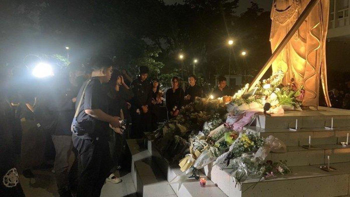 BERKABUNG: Mahasiswa FH UGM berkabung atas meninggalnya Argo Ericko Achfandi (19), korban kecelakaan maut. Mereka menaruh bunga dan menyampaikan doa di bawah patung dewi keadilan FH UGM, Senin (26/5/2025) malam