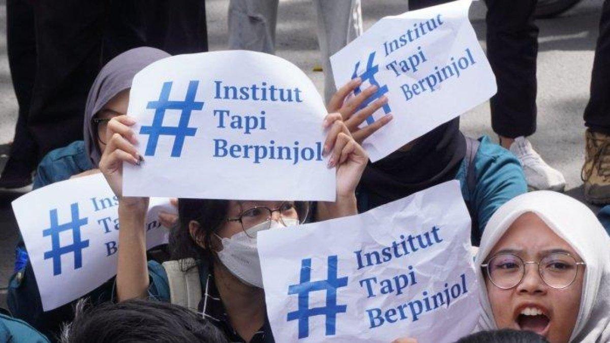 Mahasiswa ITB melakukan aksi unjuk rasa terkait pembayaran UKT menggunakan skema pinjol, di depan Gedung Rektorat ITB, Jalan Sulanjana, Kota Bandung, Jawa Barat, Senin (29/1/2024).
