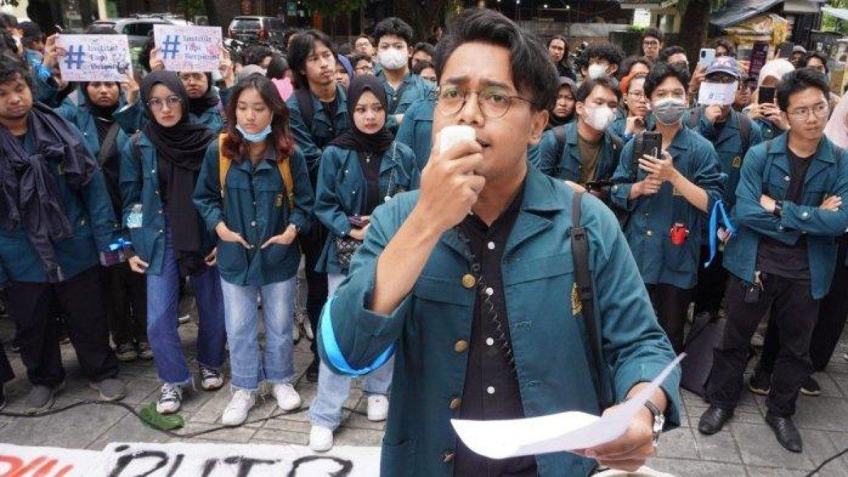 Mahasiswa ITB melakukan aksi unjuk rasa terkait pembayaran UKT menggunakan skema pinjol, di depan Gedung Rektorat ITB, Jalan Sulanjana, Kota Bandung, Jawa Barat, Senin (29/1/2024).