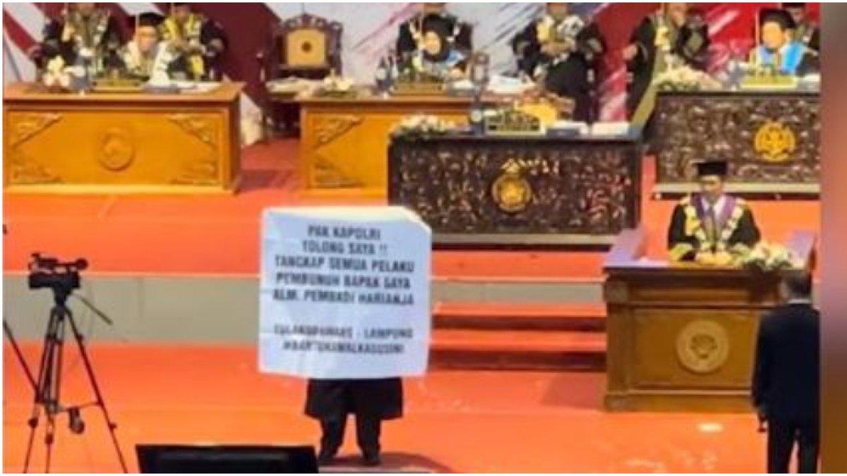 Mahasiswa bentangkan spanduk saat wisuda