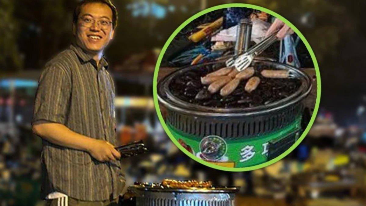 Mahasiswa lulusan S3 jualan sosis di pinggir jalan.