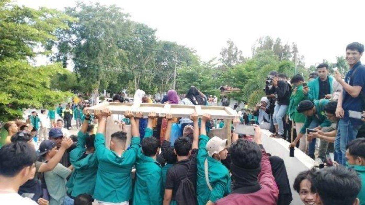 Para pendemo yang melakukan aksi penolakan etnis Rohingya dari Badan Eksekutif Mahasiswa (BEM) Nusantara memaksa membawa para pengungsi 