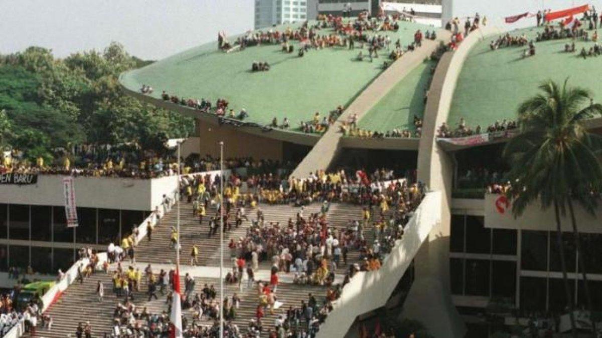 Mahasiswa se-Jakarta, Bogor, Tangerang, dan Bekasi mendatangi Gedung MPR/DPR, Mei 1998, menuntut reformasi dan pengunduran diri Presiden Soeharto. Sebagian mahasiswa melakukan aksi duduk di atap Gedung MPR/DPR. Hegemoni Orde Baru yang kuat ternyata menjadi inspirasi bagi orangtua untuk memberi nama bagi anak-anak mereka.