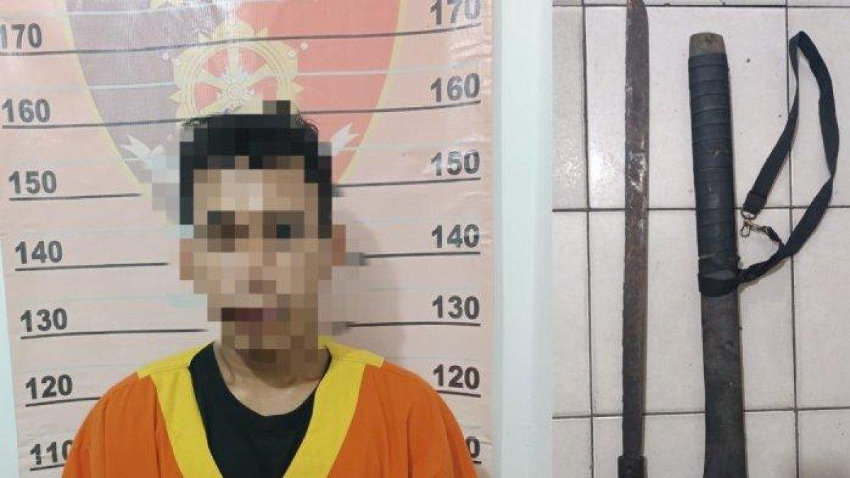 DISERANG PARANG - Aksi penganiayaan brutal menggunakan senjata tajam kembali mengguncang warga Balikpapan Selatan. Seorang mahasiswi berusia 23 tahun mengalami luka serius setelah ditebas berulang kali oleh pria yang tak lain adalah mantan kekasihnya. Peristiwa itu terjadi di rumah korban di kawasan Jalan Telaga Mas, Gang Bambu IV, RT 04, Kelurahan Sepinggan, Kamis (29/5/2025) malam.