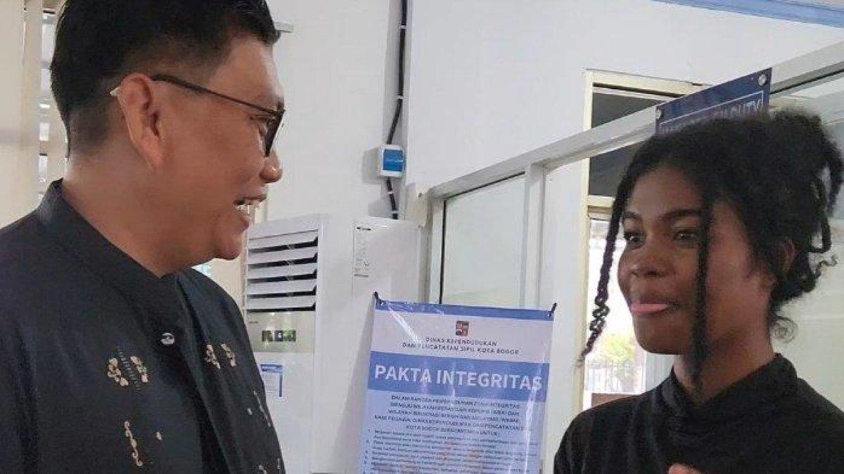 Rilli Rompas SOSOK Malaikat Urus KTP di Dukcapil Bogor, Gadis Blasteran Fasih Bahasa ...