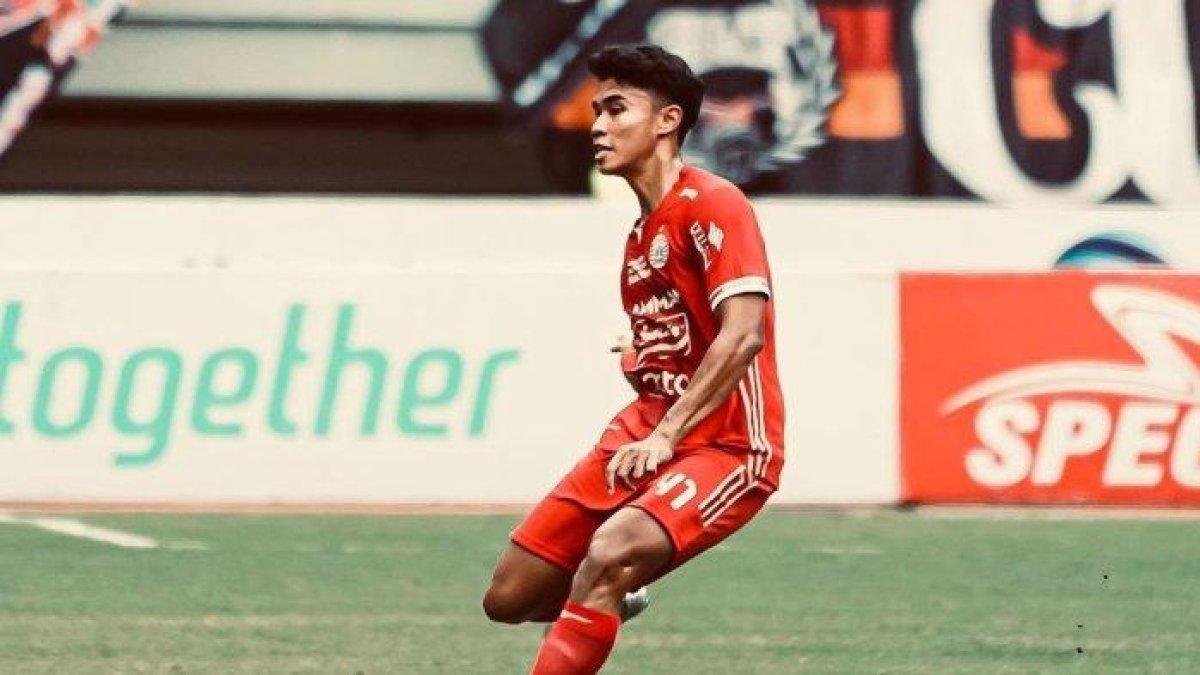 Pemain Persija Jakarta sedang beraksi di lapangan.