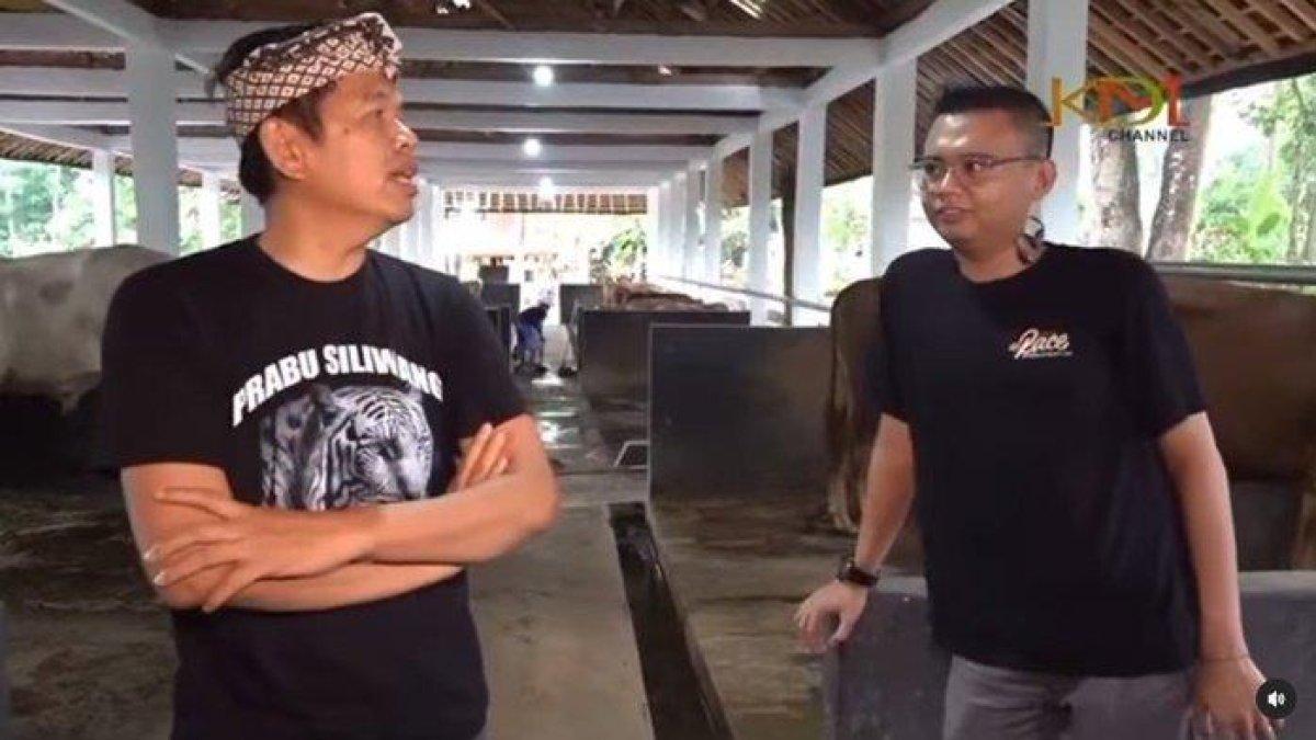 Mantan Bupati Purwakarta Dedi Mulyadi dan putra sulungnya Maulana Akbar Mulyadi Putra.