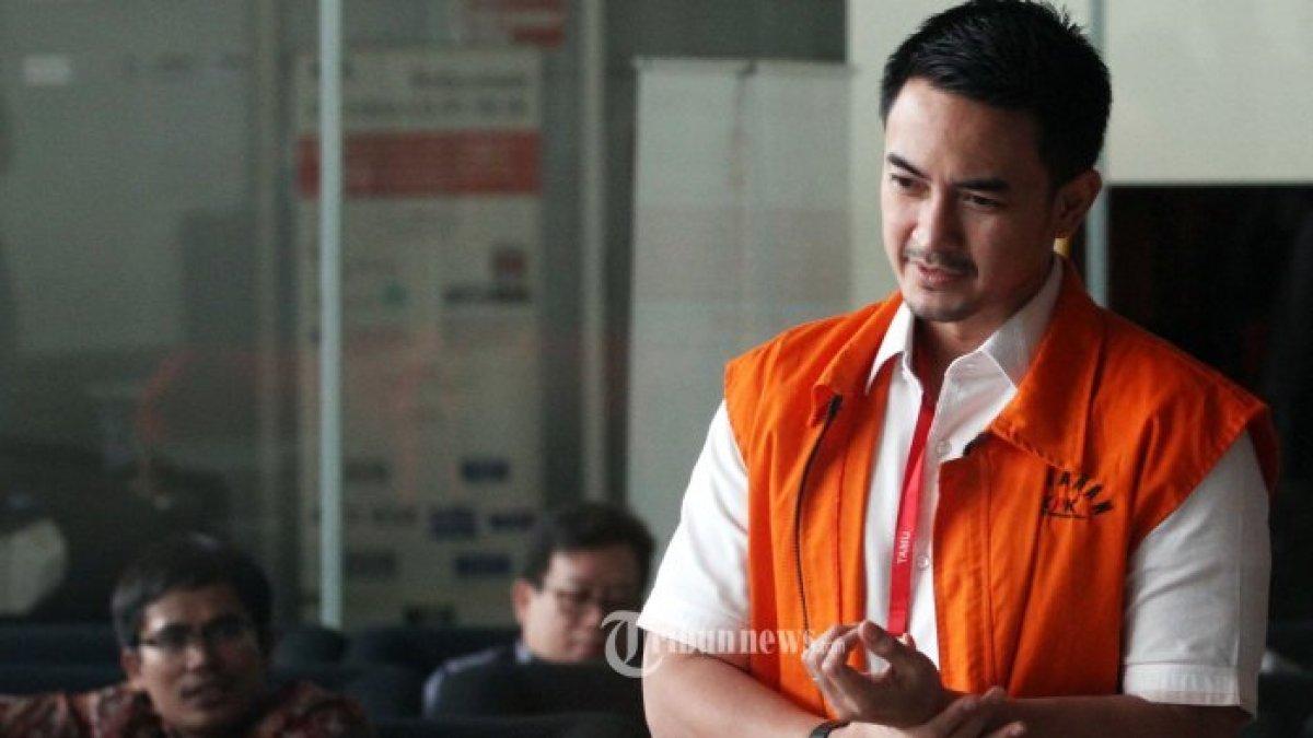 ARTIS KORUPSI,- Zumi Zola sempat terjerat korupsi